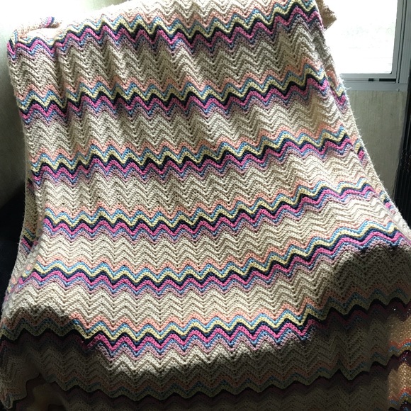 Large Baby Scalloped Crochet Blanket- Easter Color - Picture 6 of 7